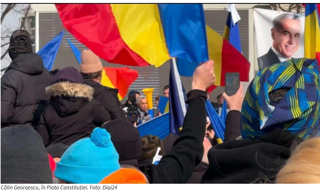 Călin Georgescu, discurs în cârje în Piața Constituției. Ce le-a spus susținătorilor săi